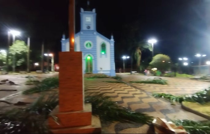 Praça da Matriz foi muito atingida pela ventania em Nova Europa. Foto: Reprodução Fala Cidade News